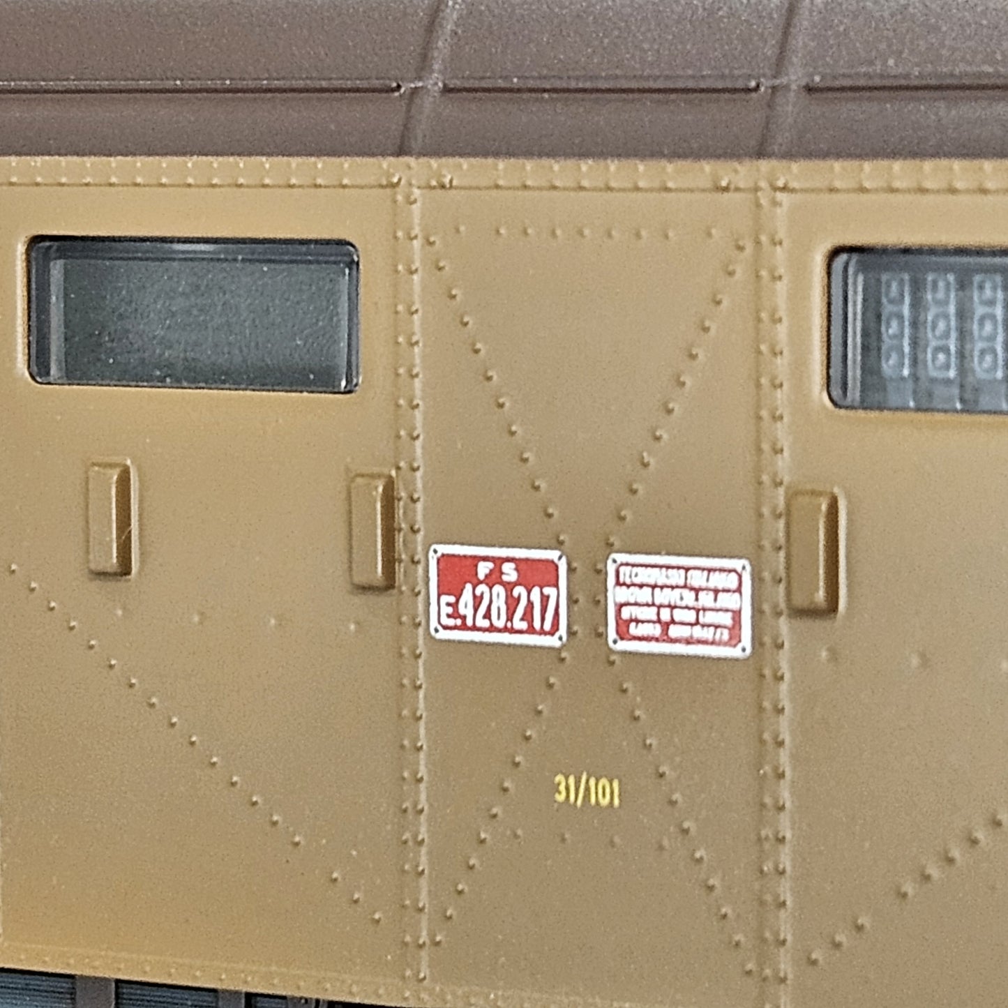 AiMX Models Locomotiva Elettrica FS E 428 217 T.I.B.B. – H0 1/87 AX2043 Castano Isabella Era IV