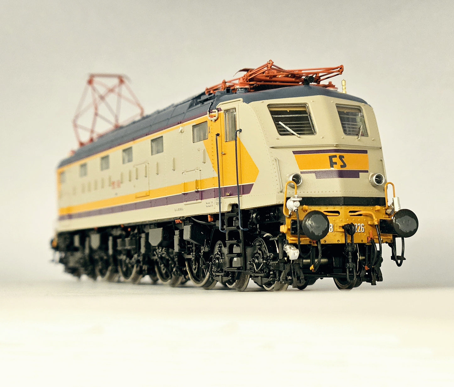 AiMX Models Locomotiva Elettrica FS E 428 226 ANSALDO "Pira ta" livrea MDVC – H0 1/87 AX2046S DCC Sound+ Era IV